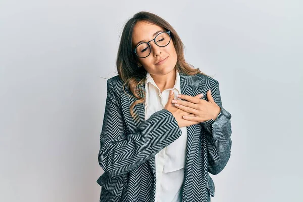 心のシンボルと手で形を示す愛の笑顔のスマートフォンで会話をしている若いブルネットの女性 ロマンチックなコンセプト — ストック写真