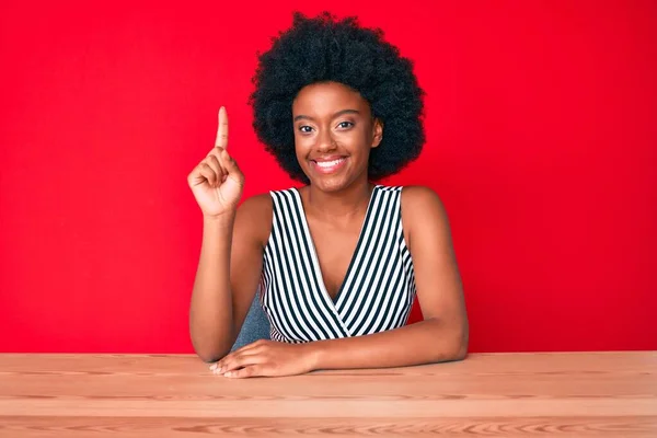 Genç Afro Amerikalı Kadın Gündelik Giysiler Içinde Gülümseyerek Bir Fikir — Stok fotoğraf