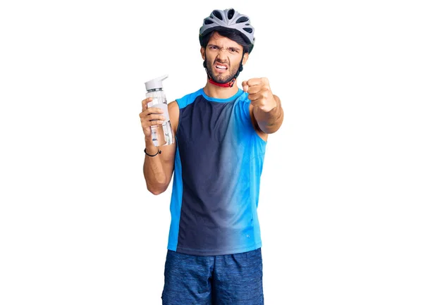 英俊而惊慌的男人 戴着自行车头盔 拿着水瓶 怒气冲冲地大叫 怒气冲冲地大叫 举起手 气疯了 — 图库照片