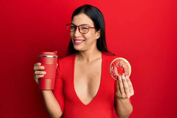 Genç Latin Kadın Çörek Yiyor Kahve Içiyor Kameraya Seksi Bir — Stok fotoğraf