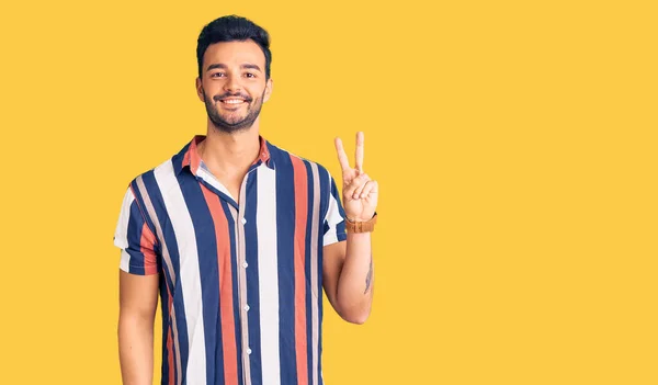 Junger Gutaussehender Hispanischer Mann Lässigem Sommerhemd Lächelnd Mit Glücklichem Gesicht — Stockfoto