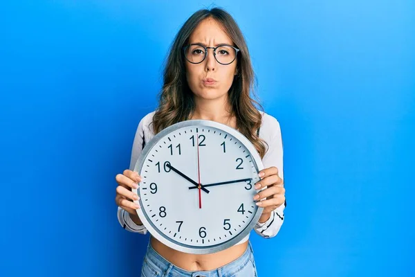 Jeune Femme Brune Tenant Une Grande Horloge Joues Gonflées Avec — Photo