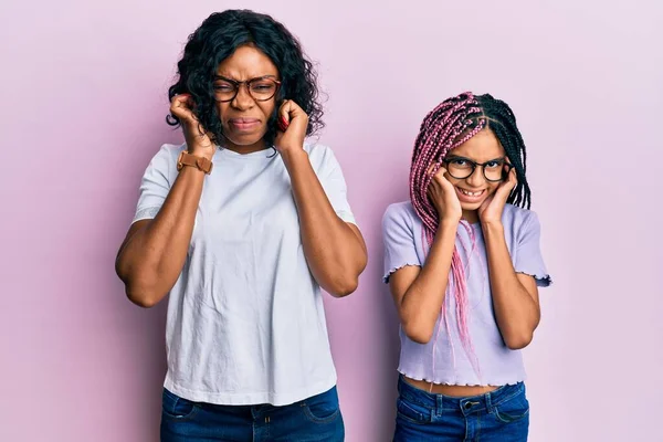 Bela Mãe Filha Afro Americana Vestindo Roupas Casuais Óculos Cobrindo — Fotografia de Stock