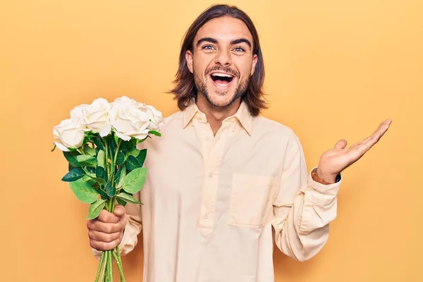 Jeune Bel Homme Tenant Des Fleurs Célébrant Victoire Avec Sourire — Photo