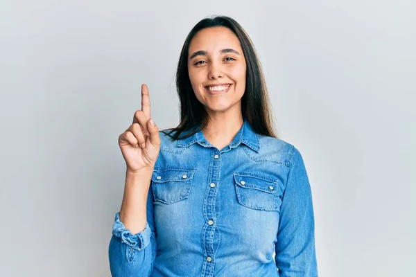 Jonge Latijns Amerikaanse Vrouw Draagt Casual Denim Jas Tonen Wijzen — Stockfoto