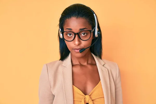 Mladá Afroameričanka Sluchátkách Agentky Call Centra Uvolnila Vážným Výrazem Tváři — Stock fotografie