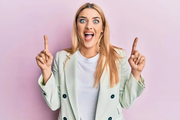 Young Caucasian Woman Wearing Business Clothes Pointing Fingers Smiling Laughing — Stock Photo, Image