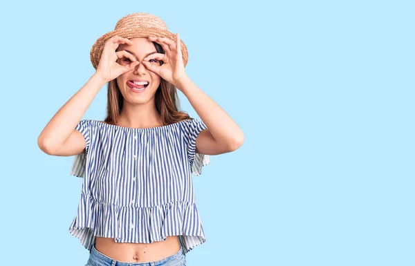 Joven Chica Hermosa Con Sombrero Camiseta Haciendo Buen Gesto Como —  Fotos de Stock