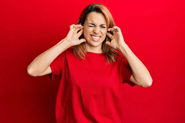Mulher Jovem Hispânica Vestindo Casual Camiseta Vermelha Cobrindo Orelhas Com — Fotografia de Stock