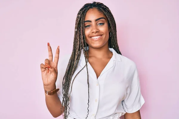 Jovem Afro Americana Com Tranças Vestindo Camisa Verão Casual Sorrindo — Fotografia de Stock