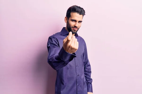 Joven Hombre Guapo Con Barba Con Camisa Casual Haciendo Señas —  Fotos de Stock