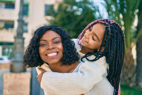 Mooie Afrikaanse Amerikaanse Moeder Geven Dochter Piggyback Rijden Glimlachen Gelukkig — Stockfoto