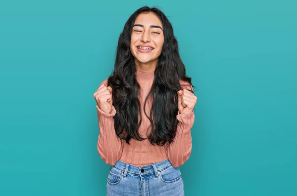 Menina Adolescente Hispânica Com Aparelho Dentário Vestindo Roupas Casuais Comemorando — Fotografia de Stock