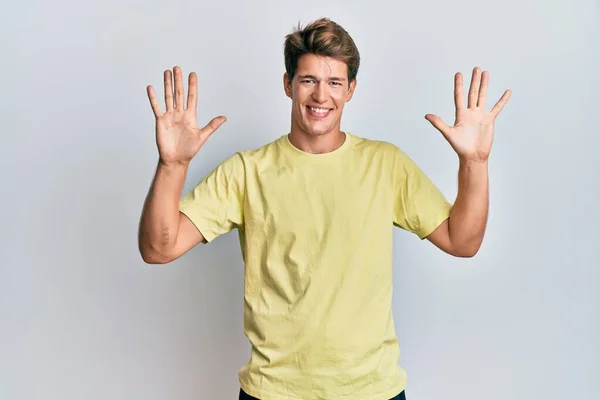 Bonito Homem Caucasiano Vestindo Roupas Casuais Mostrando Apontando Para Cima — Fotografia de Stock