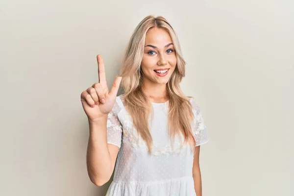 Vacker Kaukasiska Blond Flicka Bär Vit Skjorta Leende Med Idé — Stockfoto