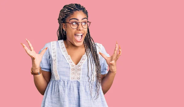 Jonge Afro Amerikaanse Vrouw Met Vlechten Casual Zomerkleding Glazen Gek — Stockfoto