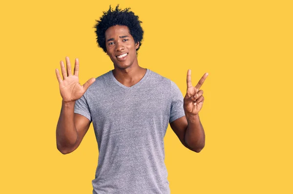 서투른 머리를 자신감 행복하게 웃으면서 손가락으로 가리키는 아프리카계 미국인 — 스톡 사진