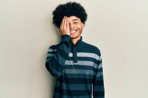 Jovem Americano Africano Com Cabelo Afro Vestindo Roupas Casuais Cobrindo — Fotografia de Stock