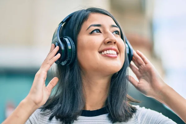 Jeune Femme Hispanique Souriant Heureux Écouter Musique Aide Écouteurs Ville — Photo