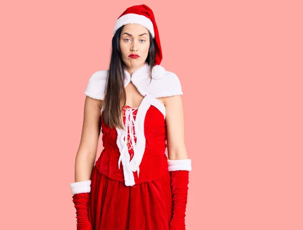 Młoda Piękna Biała Kobieta Ubrana Strój Świętego Mikołaja Wyglądająca Śpiącą — Zdjęcie stockowe