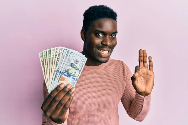 Όμορφος Μαύρος Άνδρας Κρατώντας Δολάρια Κάνει Εντάξει Σημάδι Δάχτυλα Χαμογελώντας — Φωτογραφία Αρχείου