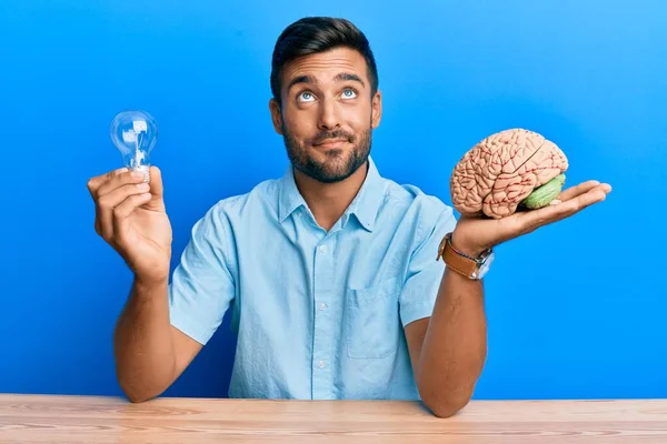 Bonito Homem Hispânico Segurando Lâmpada Cérebro Para Inspiração Ideia Sorrindo — Fotografia de Stock