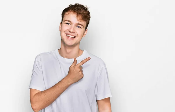 Jonge Blanke Man Draagt Casual Wit Shirt Vrolijk Met Een — Stockfoto