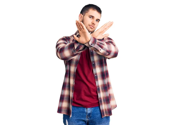 Jovem Homem Bonito Vestindo Casual Expressão Rejeição Camisa Cruzando Braços — Fotografia de Stock