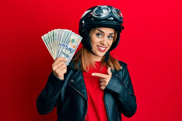 Mujer Joven Hispana Con Casco Motocicleta Sosteniendo Dólares Sonriendo Feliz —  Fotos de Stock