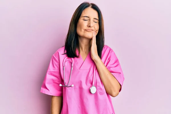 Medelålders Brunett Kvinna Bär Läkare Uniform Och Stetoskop Röra Munnen — Stockfoto