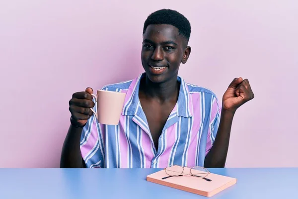 Jeune Homme Afro Américain Assis Sur Table Lisant Livre Buvant — Photo