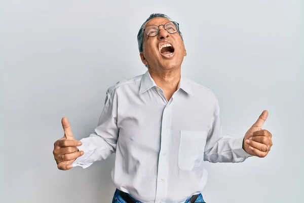 Középkorú Indián Férfi Alkalmi Ruhát Szemüveget Visel Őrült Őrült Kiabálás — Stock Fotó