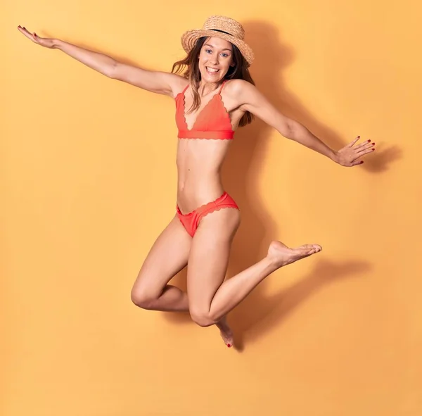 Joven Hermosa Chica Con Bikini Sombrero Verano Sonriendo Feliz Saltar —  Fotos de Stock