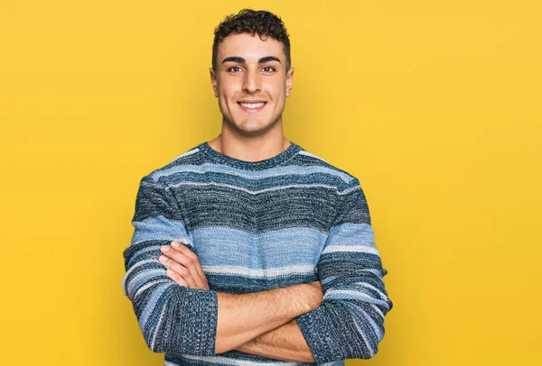 Joven Hispano Vistiendo Ropa Casual Cara Feliz Sonriendo Con Los —  Fotos de Stock