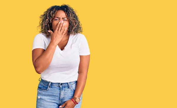 Junge Afrikanisch Amerikanische Size Frau Lässiger Kleidung Gelangweilt Gähnend Müde — Stockfoto