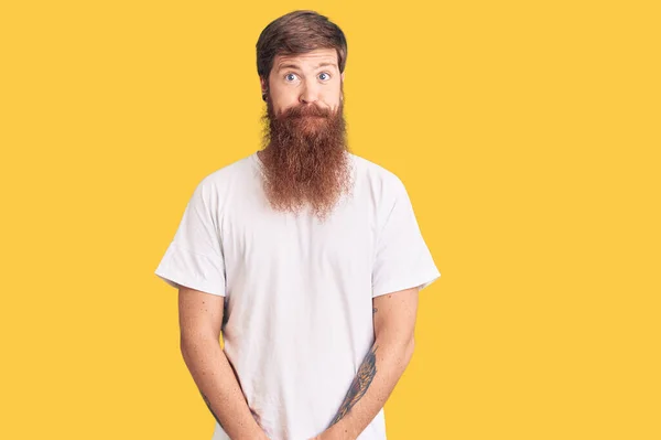 Bello Giovane Uomo Testa Rossa Con Barba Lunga Che Indossa — Foto Stock