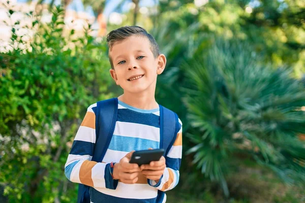 Liebenswerter Kaukasischer Student Lächelt Glücklich Mit Smartphone Park — Stockfoto