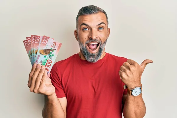 Hombre Guapo Mediana Edad Sosteniendo 100 Nuevos Billetes Zealand Dólares —  Fotos de Stock