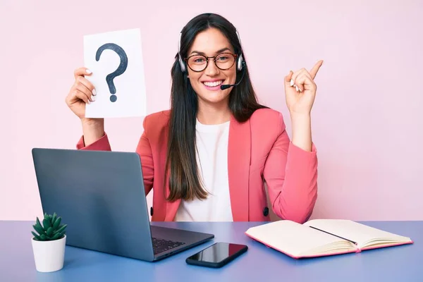 Ung Kaukasisk Kvinna Sitter Vid Skrivbordet Bär Call Center Agent — Stockfoto