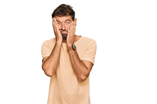 Bonito Jovem Com Barba Vestindo Camiseta Casual Mãos Cansadas Cobrindo — Fotografia de Stock