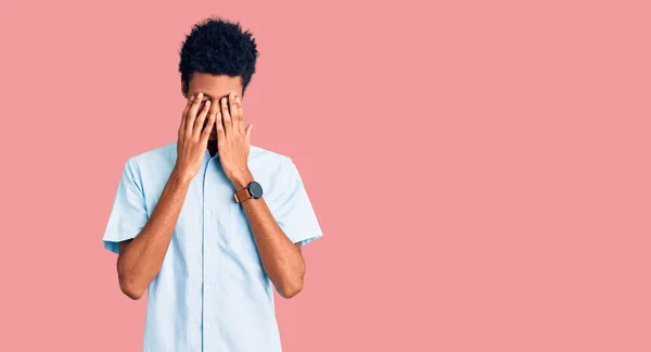 Jovem Afro Americano Vestindo Roupas Casuais Esfregando Olhos Para Fadiga — Fotografia de Stock