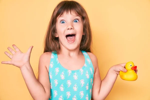 Klein Blank Kind Meisje Met Lang Haar Dragen Badpak Houden — Stockfoto