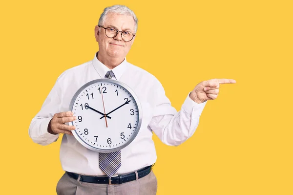 Hombre Mayor Pelo Gris Que Usa Ropa Negocios Sostiene Reloj —  Fotos de Stock