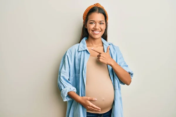 Mooie Latijns Amerikaanse Vrouw Verwacht Een Baby Raken Zwangere Buik — Stockfoto