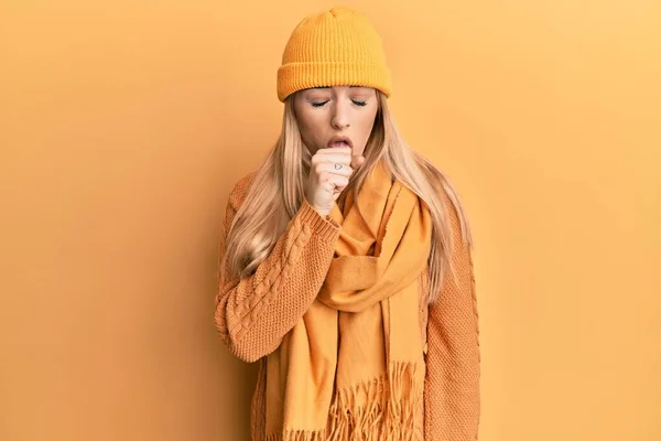 Mujer Joven Caucásica Que Usa Suéter Invierno Lana Gorra Sintiéndose —  Fotos de Stock