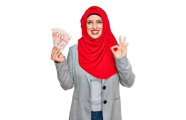Mulher Hispânica Bonita Vestindo Hijab Islâmico Segurando Notas Dólares Singapore — Fotografia de Stock