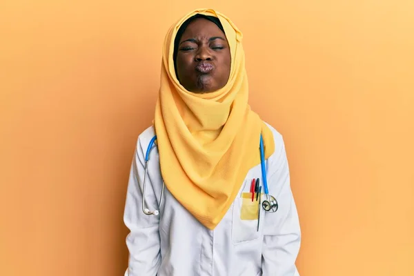 Gyönyörű Afrikai Fiatal Orvos Egyenruhában Hidzsáb Puffadt Arc Vicces Arccal — Stock Fotó