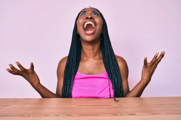 Mujer Afroamericana Con Trenzas Con Ropa Casual Sentada Mesa Loca — Foto de Stock