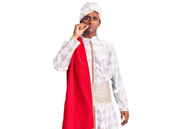 Geleneksel Sherwani Elbisesi Giyen Afrikalı Yakışıklı Bir Adam Ağzı Dudakları — Stok fotoğraf