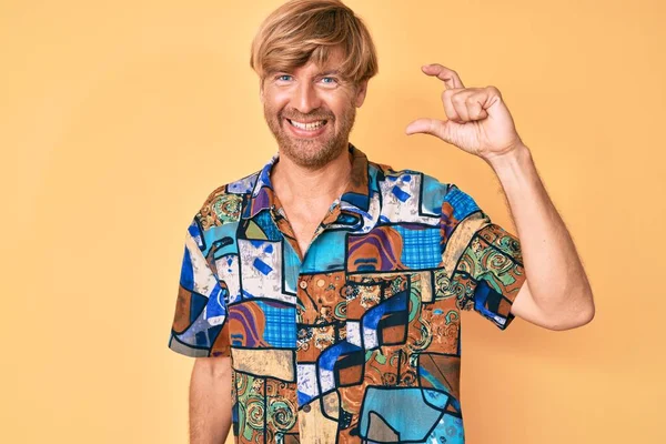 Joven Hombre Rubio Con Camisa Verano Sonriente Seguro Gesto Con — Foto de Stock